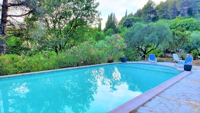 Villa CIGALONS en pleine pinède avec PISCINE chauffée de mai à septembre