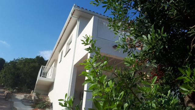 JOLIE VILLA dans un endroit paisible, à 3 mn de la Mer et de la Montagne