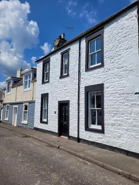 Character cottage in centre of Moffat