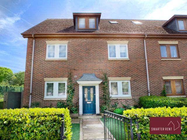 Chobham - 3 Bedroom Townhouse With Garden & Parking