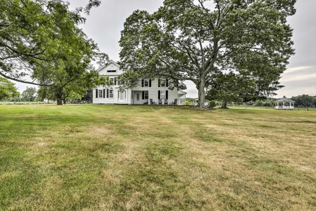 Charming Farmhouse with Pool and Fishing Pond!