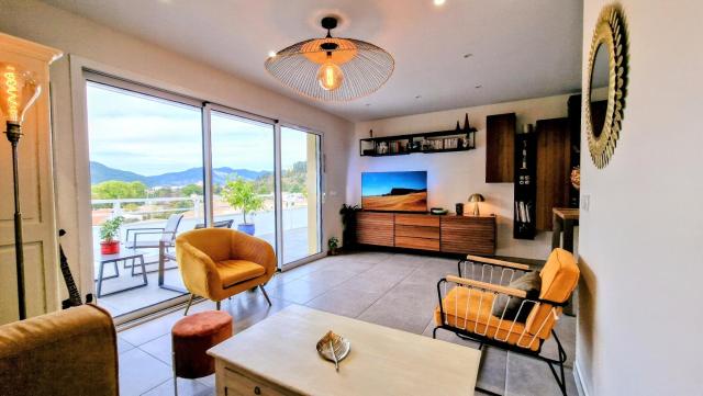 Appartement neuf, avec vue montagnes.