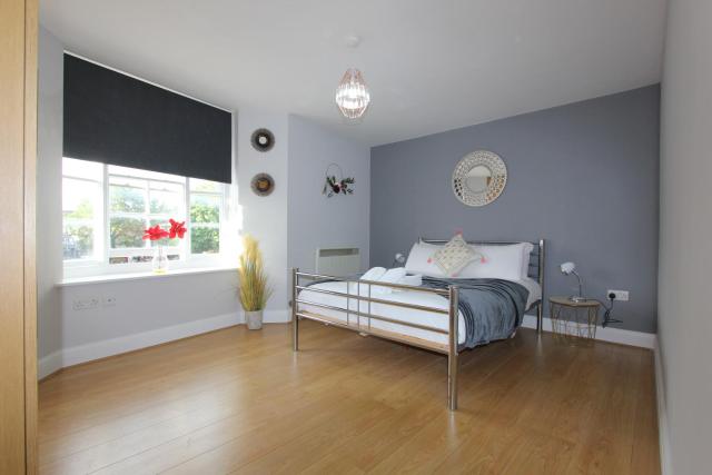 Lovely 2 Bed 2 Bath Flat & Parking by CozyNest