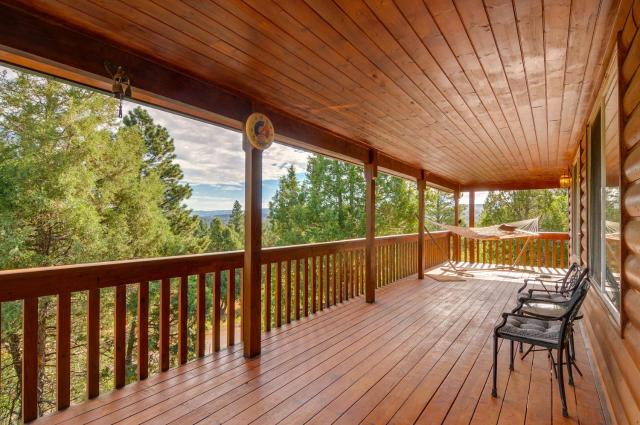 Alton Cabin with Deck about 2 Mi to Dixie Natl Forest!