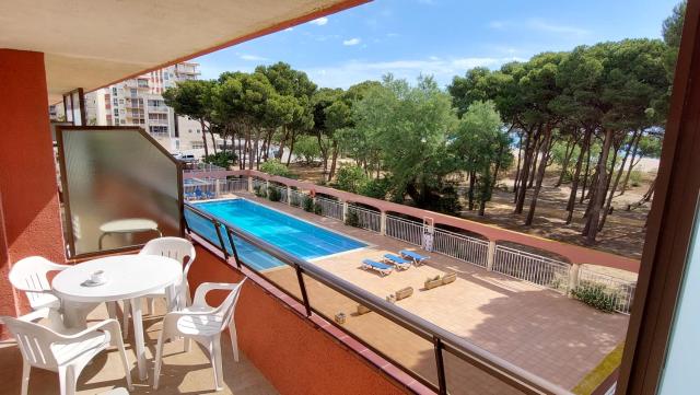 Primera línea con vistas al mar y piscina