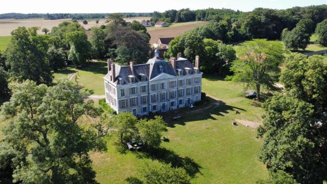 Superb Chateausuites with pool at the Loire & horseboxes for 20 guests