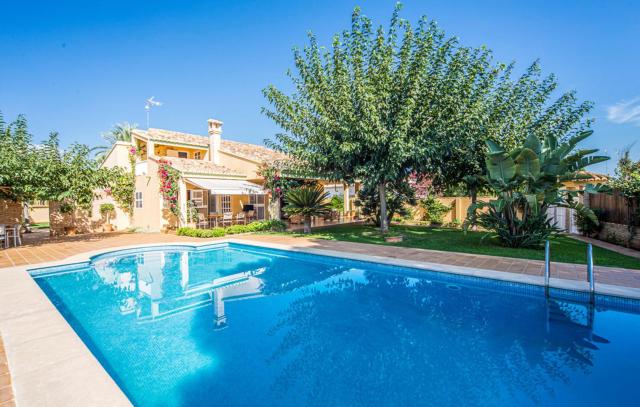 Agradable Villa junto al mar con piscina