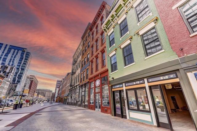 Spacious 2 bed 2 bath Downtown OTR condo minutes walk to the Reds Bengals stadium & more!