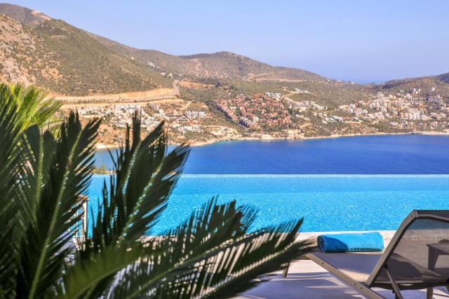 Luxury 5 bedroom villa with heated infinity pool & amazing sea views