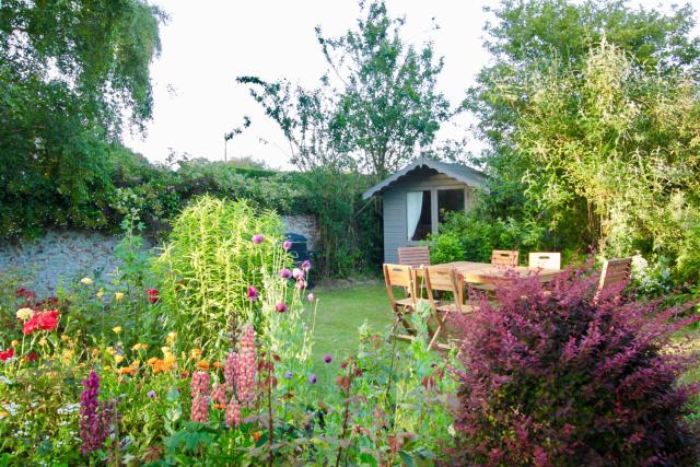 Duck Cottage - Grade II Listed cottage, village location, nr Holt