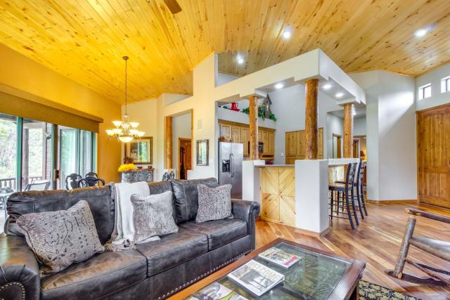 Hike, Golf and Ski Cozy Lodge in Show Low!