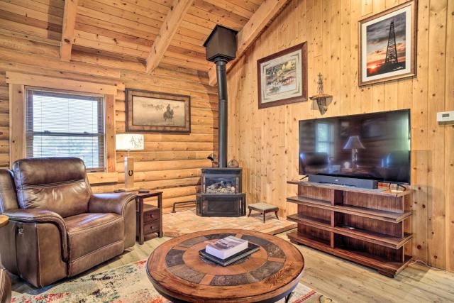 Remote Cabin with Gas Stove Less Than 7 Mi to Town!