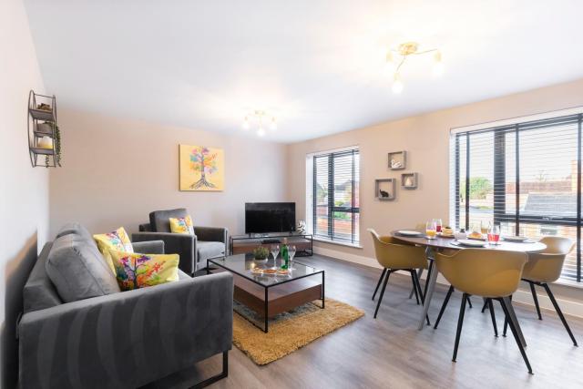 Elliot Oliver - Luxurious Two Bedroom Apartment With Parking