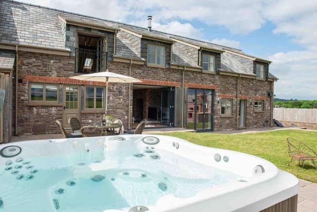 Coed farm-hot tub-sleeps 12-near Brecon