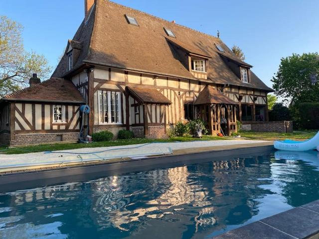 Belle demeure Normande dans son écrin de verdure.