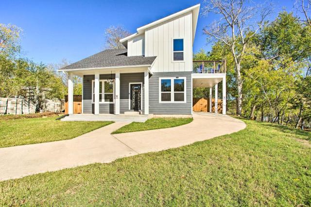 Denison Home with Balcony Walk to Downtown!