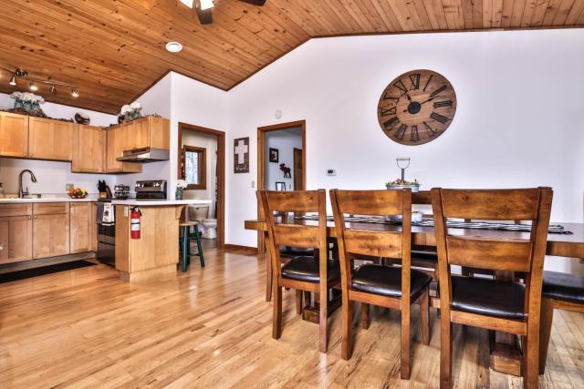 Lake Front Cabin on beautiful Crescent Lake