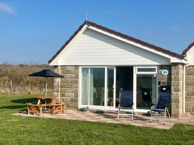 BAYVIEW self-catering coastal bungalow in rural West Wight