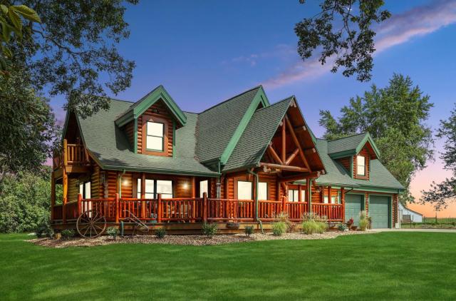 Rustic Cabin with seasonal Pool & Fire Pit - close to to Bike Path