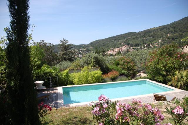 Charmant logement provençal avec piscine à deux pas du village médieval