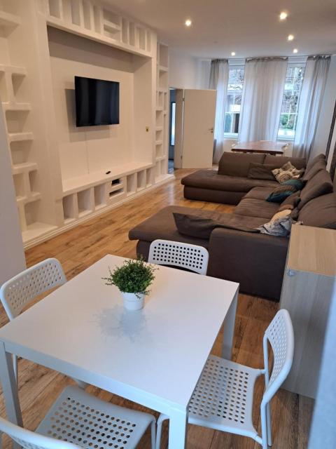 RAJ Living - 5 Room House with Terrace - 35 Min to Messe DUS