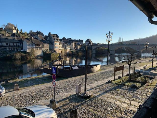 Maison en pierre sur les Quais de la Dordogne