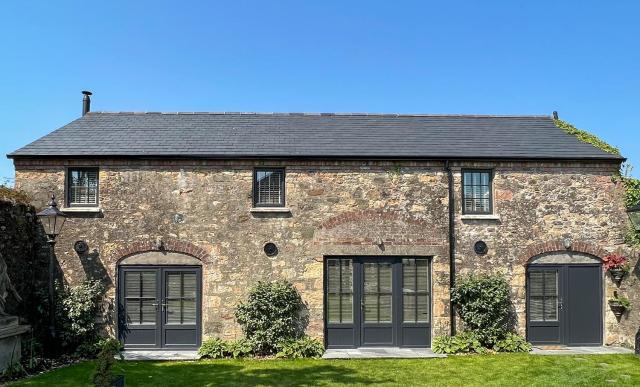 Converted Victorian Coach House with Hot Tub