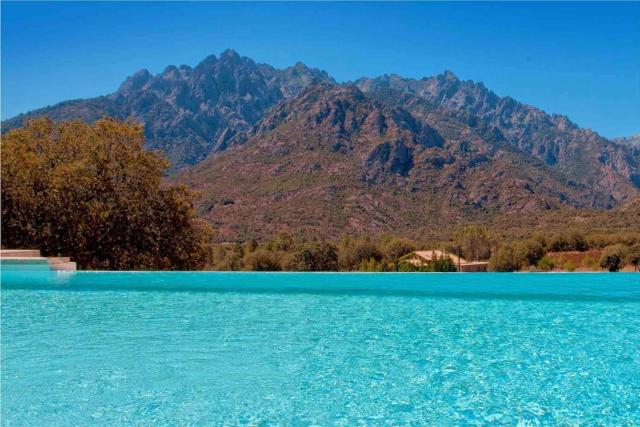 Maison en pierre Corse avec vue proche des Gorges de l'Asco entre mer montagne et piscine