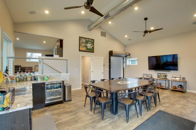 Green Bay Getaway Near Lambeau Field and Resch!