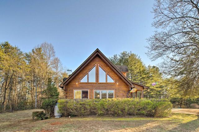 Quaint Cabin with Loft 10 Mi to Lake Lure!