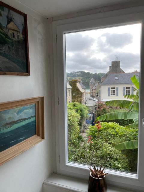 Appartement de 1634 avec balcon au sud sur jardin en plein cœur historique