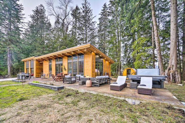 Gold Bar Cabin on Skykomish River Heated Swim Spa