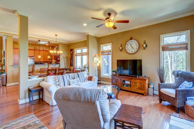 West Union Townhome with Patio and Lake View