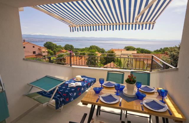 Riviera blue Apartments with seaview, private whirlpools and parking near Opatija