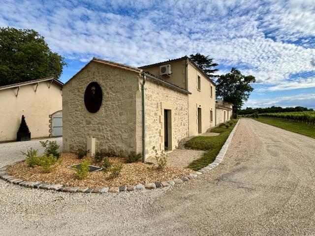 L'Eperonnette, cozy house with swimming pool, surrounded by vineyard, near St Emilion