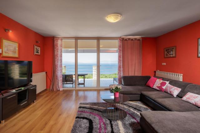 Colourful Seaview Apartment - Happy Rentals