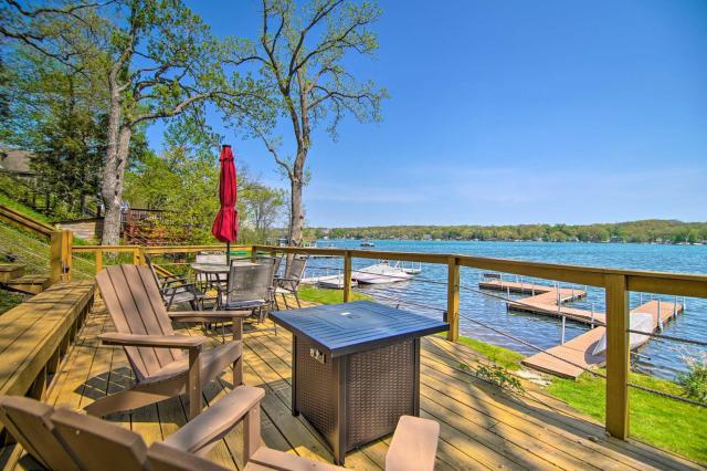 Serene Lakefront Escape Boat Dock and Grill!