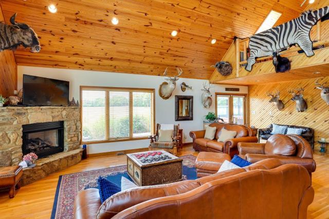 Pet-Friendly Vienna Cabin with Screened-In Porch!