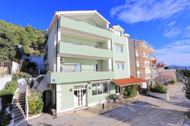 Apartments by the sea Seget Donji, Trogir - 18648