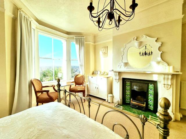 West Hill Retreat Edwardian Balcony City View Ensuite with our House Breakfast & Free Parking