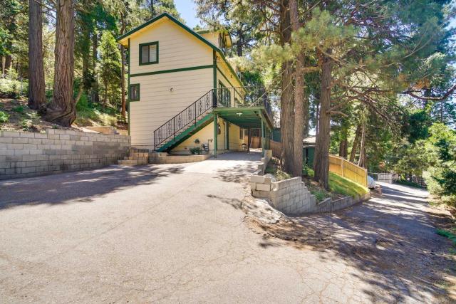 Cozy Crestline Getaway about 2 Mi to Lake Gregory