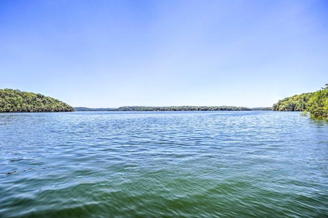 Noteworthy Cabin Grill, Walk to Beaver Lake!