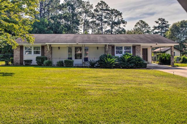 Cozy Waycross House with Yard and Screened Patio!