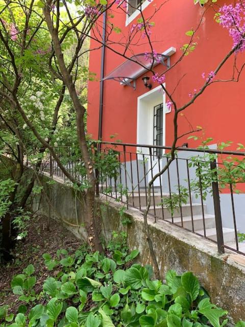 Alloggio in villa con piscina, giardino e posto auto