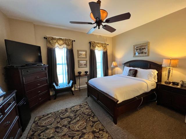 Historic Branson Hotel - Heritage Room with Queen Bed - Downtown - FREE TICKETS INCLUDED