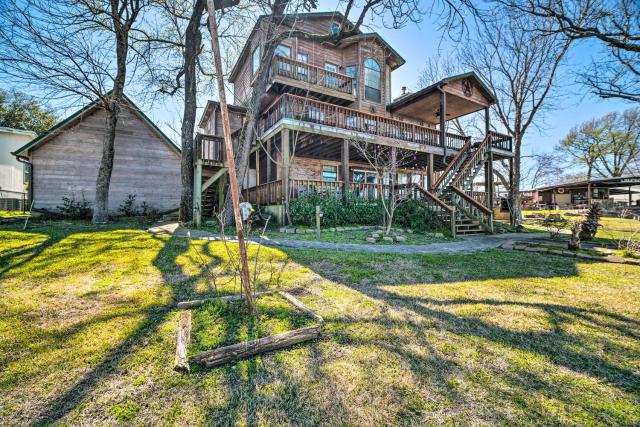 Family Home with Boat Dock, Fire Pit and Balcony