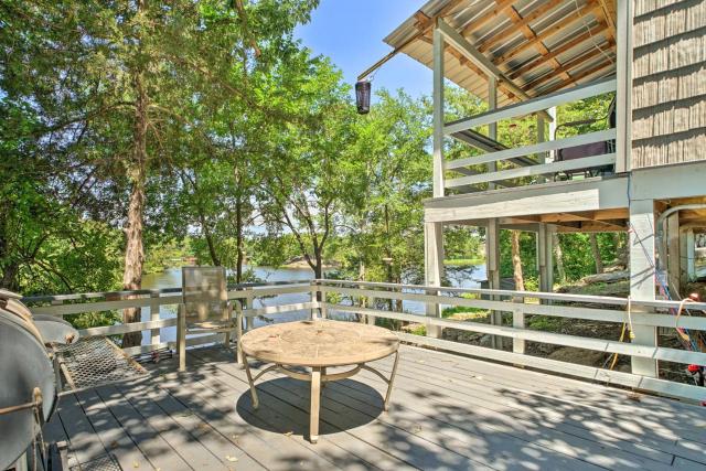 Waterfront Cottage in Fort Towson with 2 Decks!