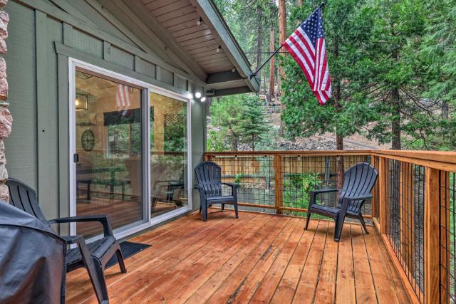 Modern Strawberry Cabin with Deck and Fire Pit