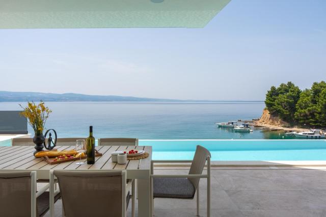 Seafront Villa Nina with 5 en-suite bedrooms