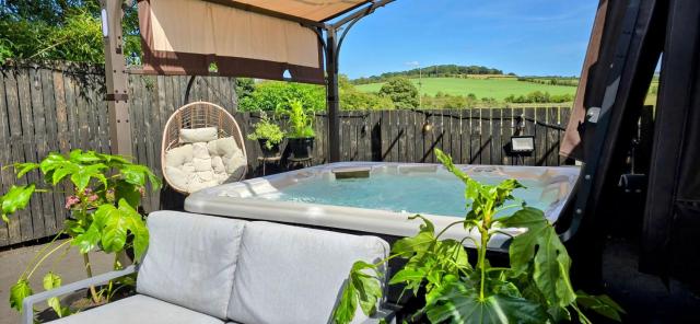 The Green Monkey Lux Suite at The Grumpy Schnauzer B&B Private Hot Tub, Gym, Breakfast, Stunning!